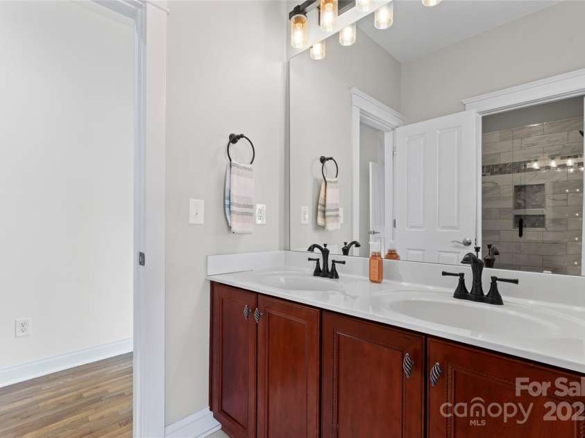 428 Vintage Hill Lane, Huntersville, NC 28078.  MLS# CAR4202236, YatesRealty ID 8353. SECONDARY FULL BATH