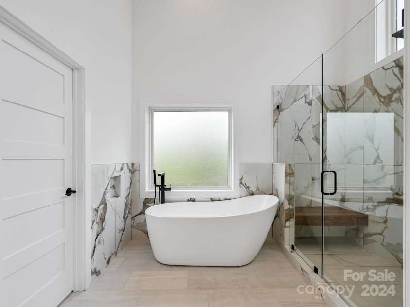 18 Sand Hill Road, Asheville, NC 28806.  MLS# CAR4125014, YatesRealty ID 8355. Soaker tub