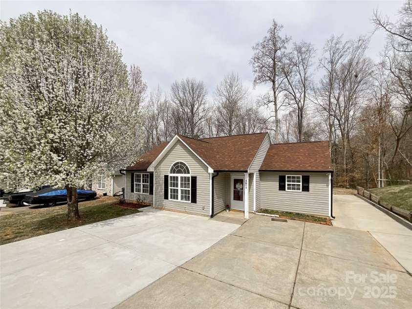 5610 Stone Bluff Court, Charlotte, NC 28214.  MLS# CAR4225495, YatesRealty ID 8358. 