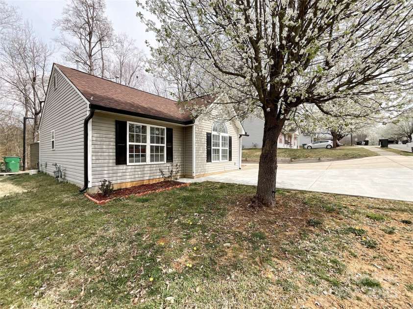 5610 Stone Bluff Court, Charlotte, NC 28214.  MLS# CAR4225495, YatesRealty ID 8358. 