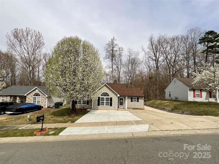 5610 Stone Bluff Court, Charlotte, NC 28214.  MLS# CAR4225495, YatesRealty ID 8358. 