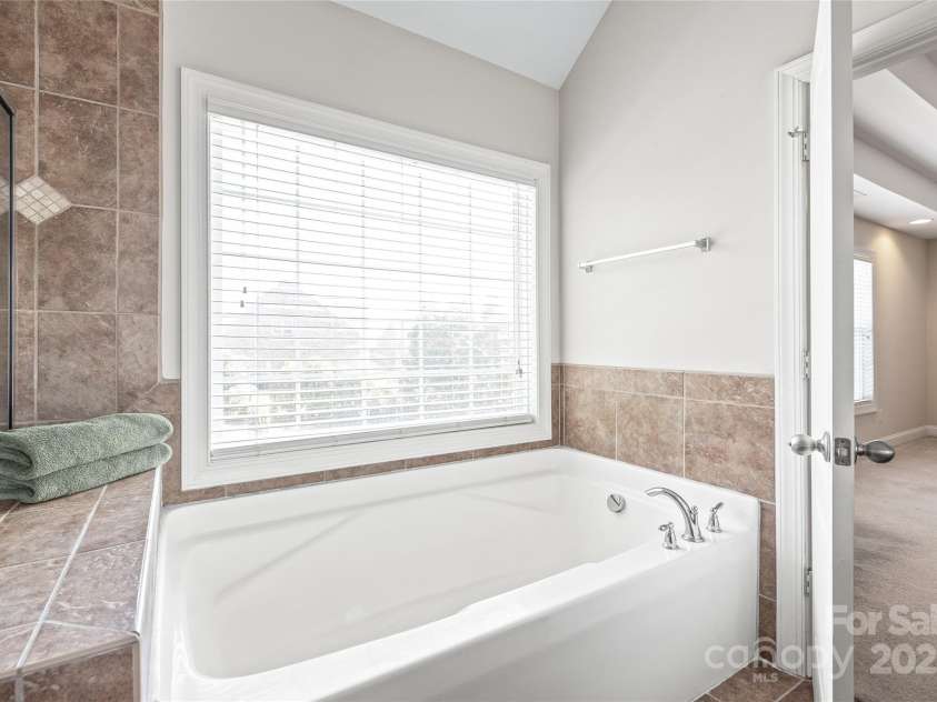 5608 Old Town Lane, Gastonia, NC 28056.  MLS# CAR4232073, YatesRealty ID 8361. Soaking Tub