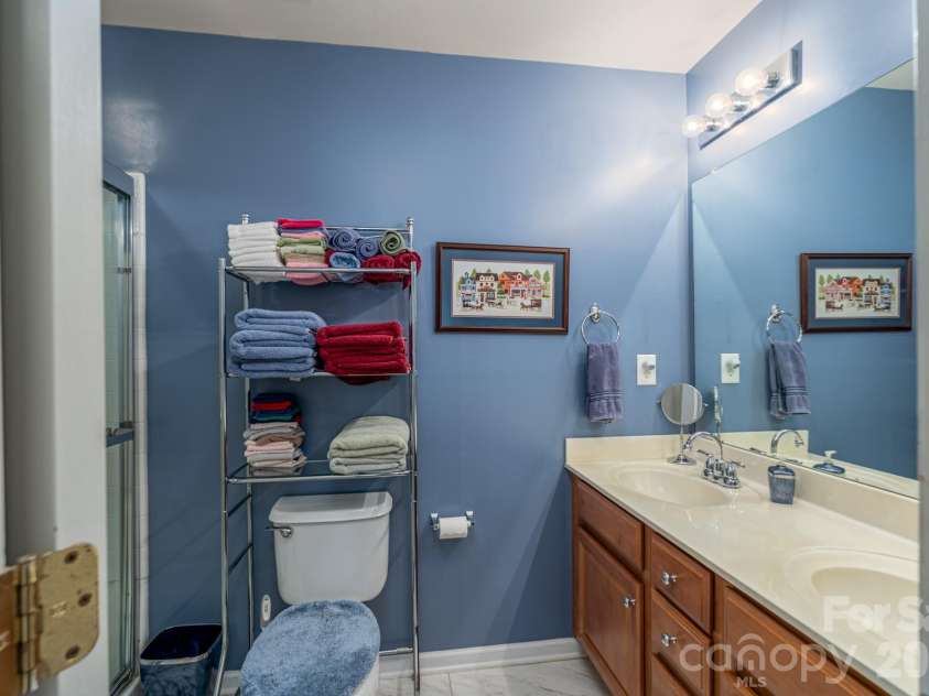 1683 Alpine Ridge Place, Rock Hill, SC 29732.  MLS# CAR4364174, YatesRealty ID 8363. Primary Bathroon