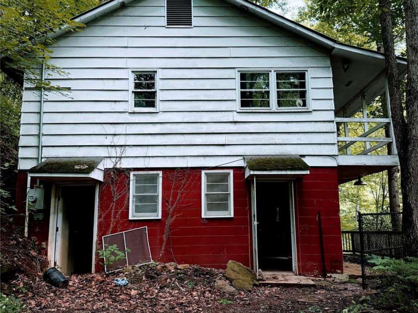 152 Dream Mountain Boulevard, Canton, NC 28716.  MLS# CAR4279458, YatesRealty ID 8364. 