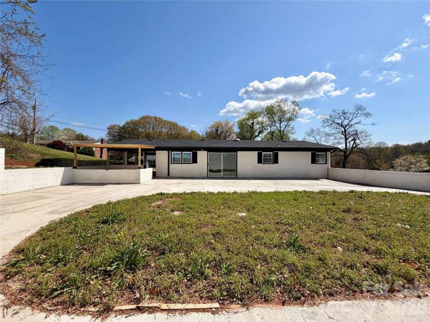 202 WOODWARD Avenue, Morganton, NC 28655.  MLS# CAR4365357, YatesRealty ID 8364. 