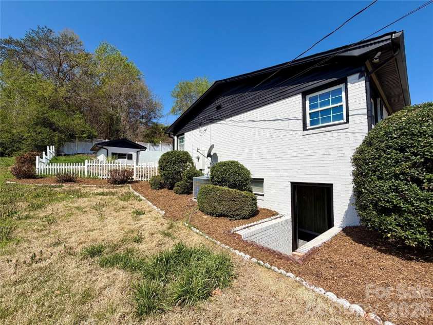 202 WOODWARD Avenue, Morganton, NC 28655.  MLS# CAR4365357, YatesRealty ID 8364. 