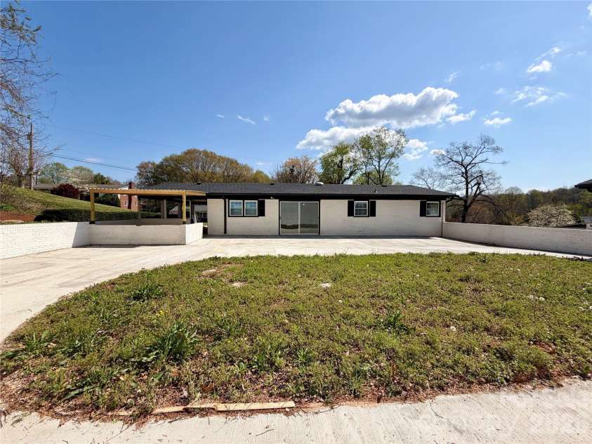 202 WOODWARD Avenue, Morganton, NC 28655.  MLS# CAR4365357, YatesRealty ID 8364. 