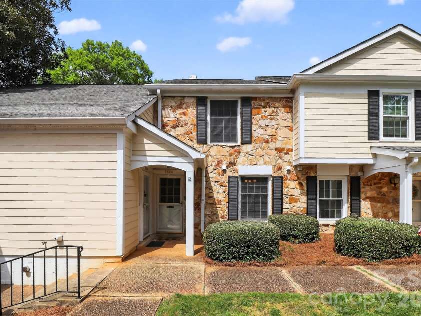 7124 Quail Meadow Lane, Charlotte, NC 28210.  MLS# CAR4360405, YatesRealty ID 8366. 