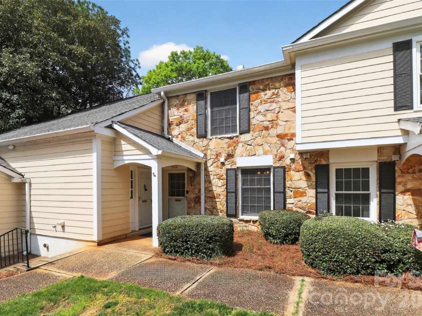 7124 Quail Meadow Lane, Charlotte, NC 28210.  MLS# CAR4360405, YatesRealty ID 8366. 