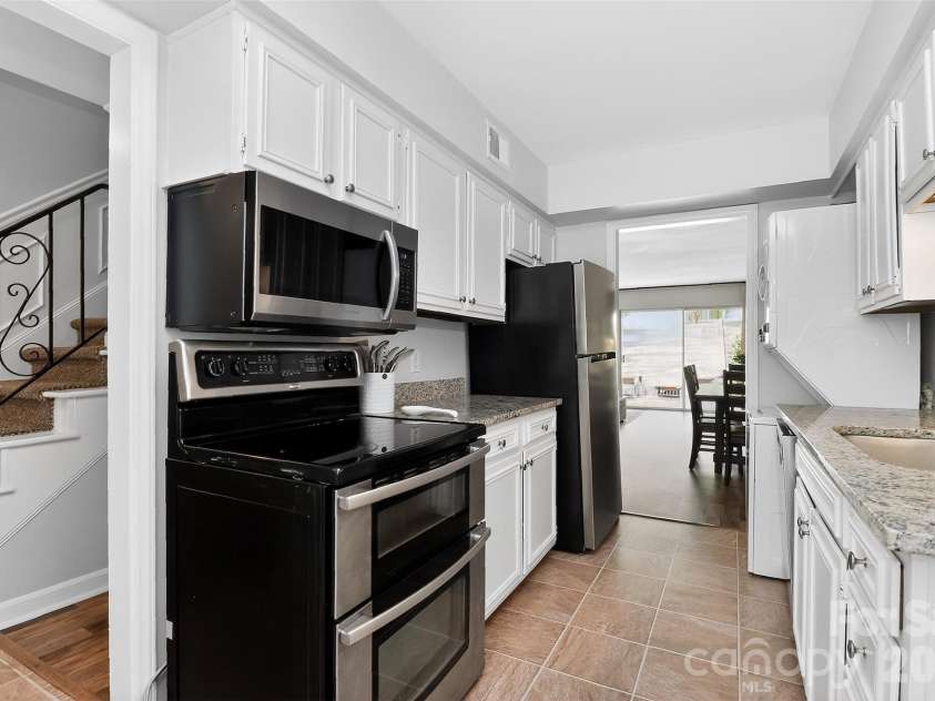 7124 Quail Meadow Lane, Charlotte, NC 28210.  MLS# CAR4360405, YatesRealty ID 8366. 