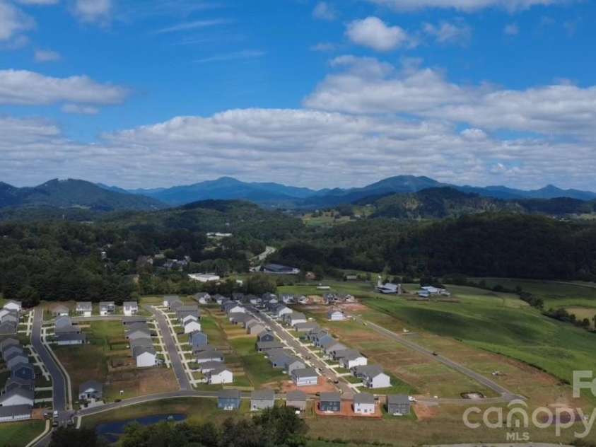 32 Ridgehaven Drive, Waynesville, NC 28786.  MLS# CAR4365376, YatesRealty ID 8368. Community overview