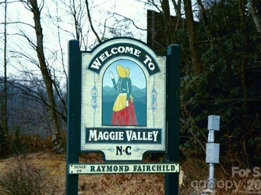 129 Mallard Loop, Waynesville, NC 28785.  MLS# CAR4335027, YatesRealty ID 837. The heart of Maggie Valley is nearby