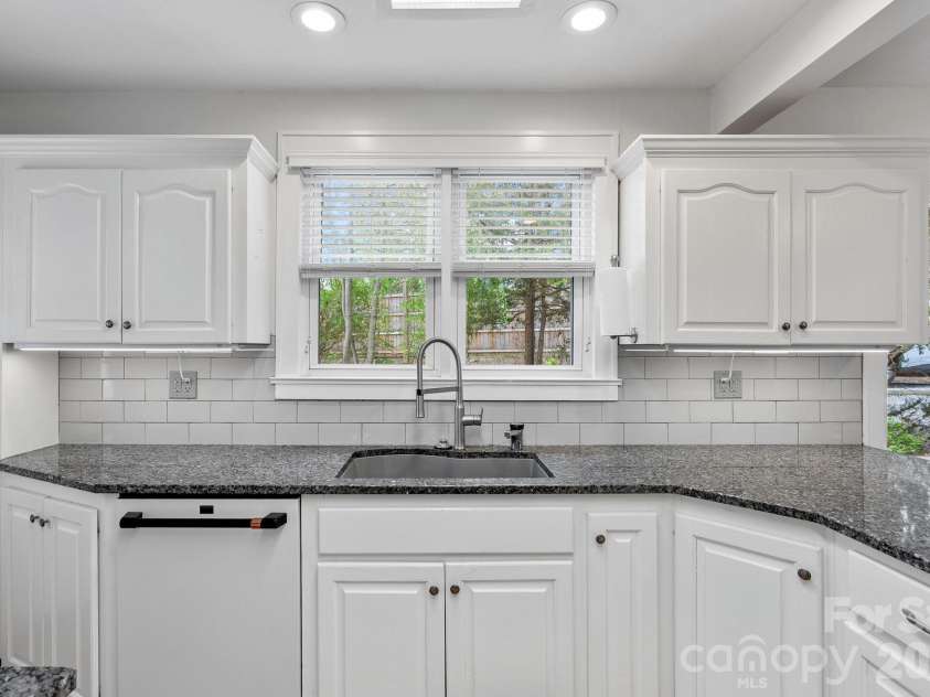 832 Sand Hill Road, Asheville, NC 28806.  MLS# CAR4363244, YatesRealty ID 8370. 