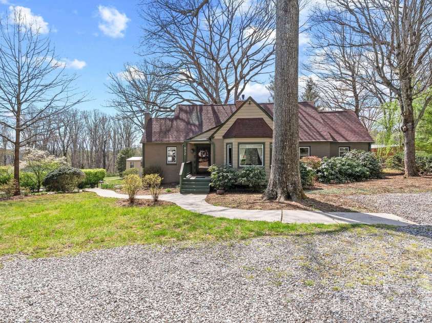 832 Sand Hill Road, Asheville, NC 28806.  MLS# CAR4363244, YatesRealty ID 8370. 
