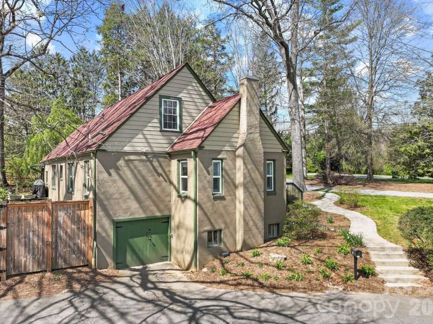 832 Sand Hill Road, Asheville, NC 28806.  MLS# CAR4363244, YatesRealty ID 8370. 