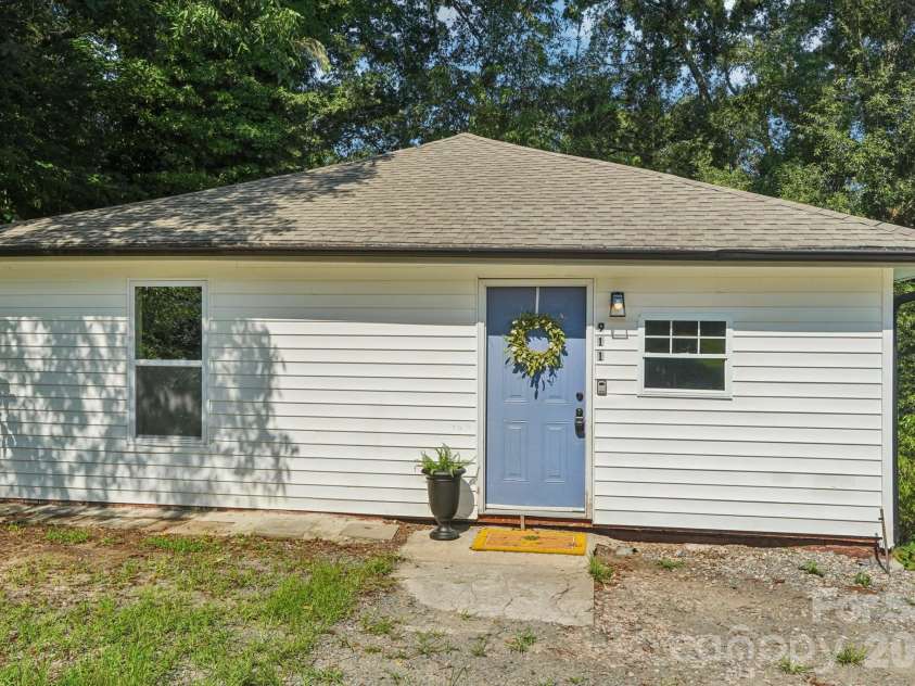 911 Elm Street, Kannapolis, NC 28081.  MLS# CAR4365416, YatesRealty ID 8371. 