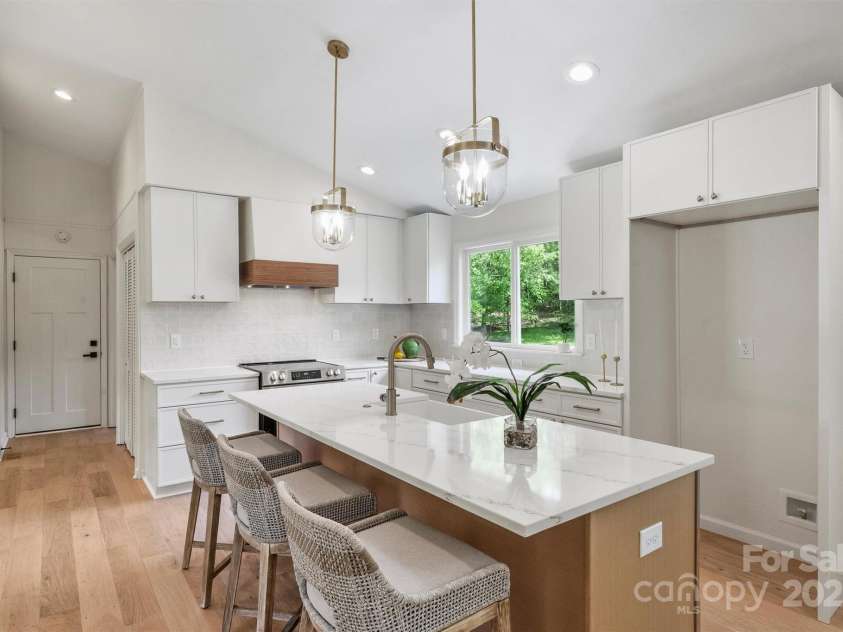 8501 Raintree Lane, Charlotte, NC 28277.  MLS# CAR4250339, YatesRealty ID 8372. 