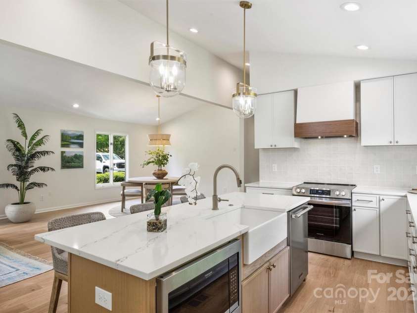 8501 Raintree Lane, Charlotte, NC 28277.  MLS# CAR4250339, YatesRealty ID 8372. 