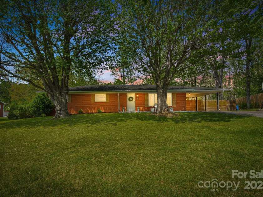 33 Haly Ho Drive, Candler, NC 28715.  MLS# CAR4248369, YatesRealty ID 8376. 