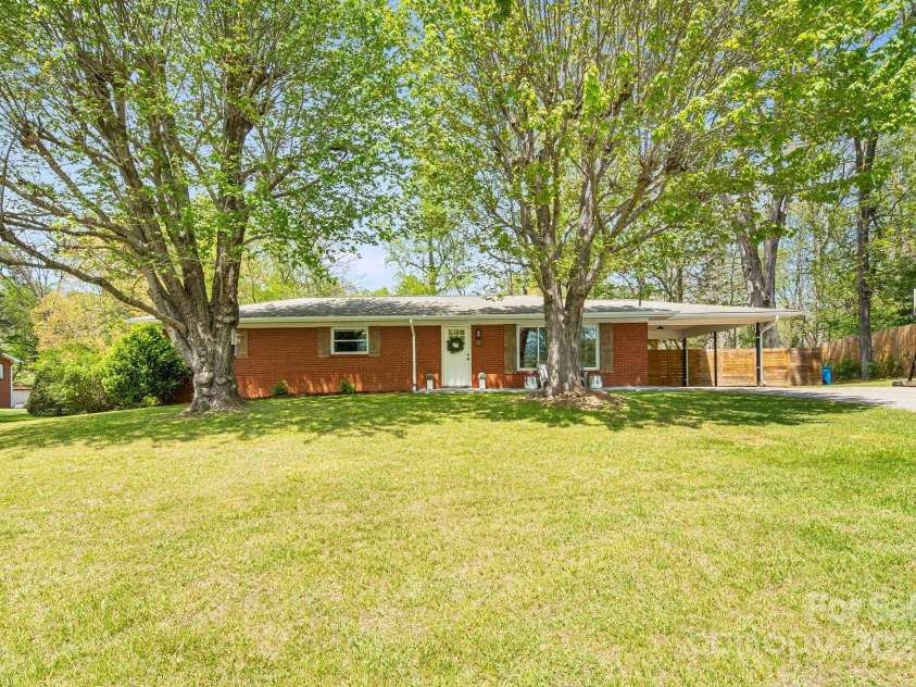 33 Haly Ho Drive, Candler, NC 28715.  MLS# CAR4248369, YatesRealty ID 8376. 