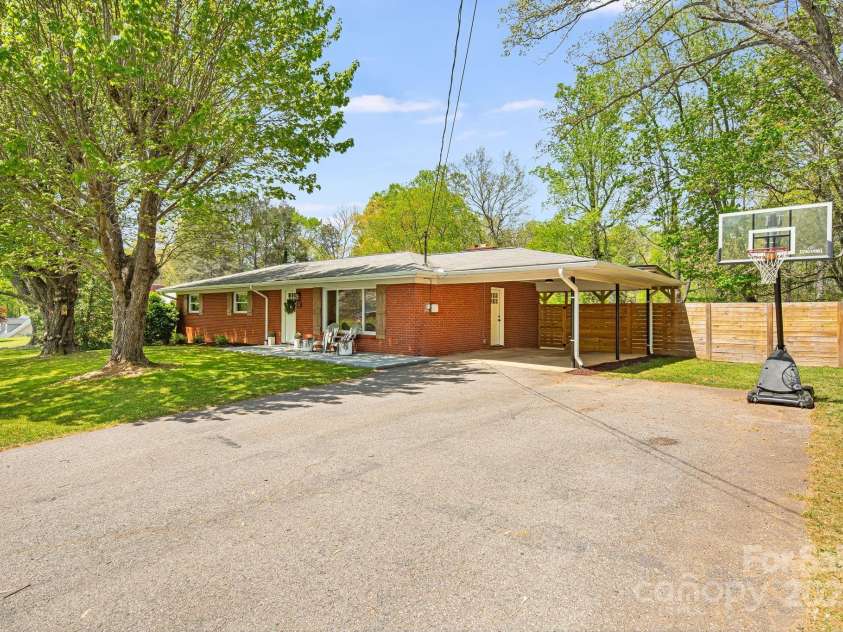 33 Haly Ho Drive, Candler, NC 28715.  MLS# CAR4248369, YatesRealty ID 8376. 