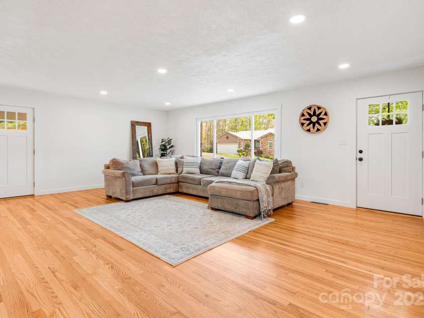 33 Haly Ho Drive, Candler, NC 28715.  MLS# CAR4248369, YatesRealty ID 8376. 