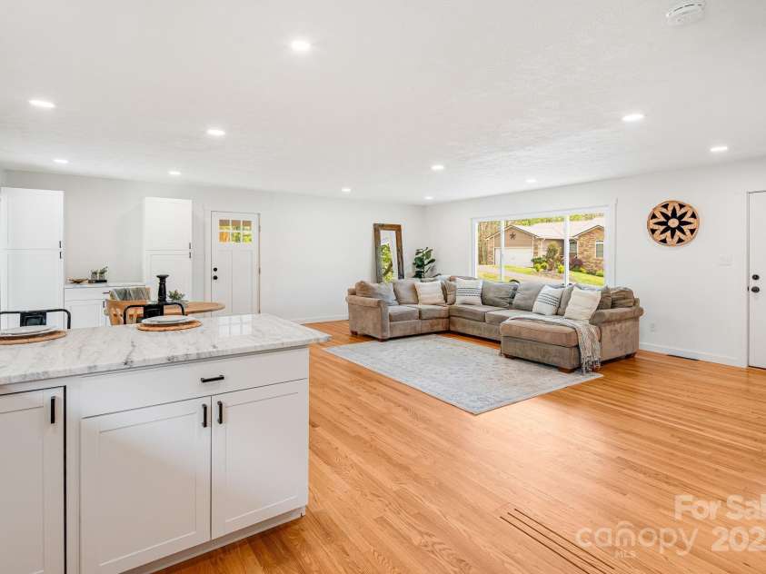 33 Haly Ho Drive, Candler, NC 28715.  MLS# CAR4248369, YatesRealty ID 8376. 