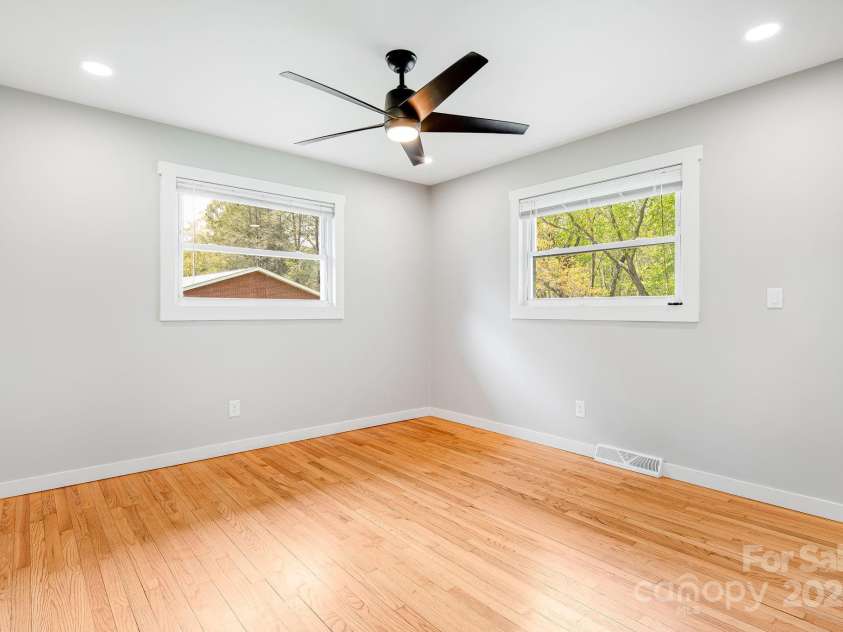 33 Haly Ho Drive, Candler, NC 28715.  MLS# CAR4248369, YatesRealty ID 8376. 