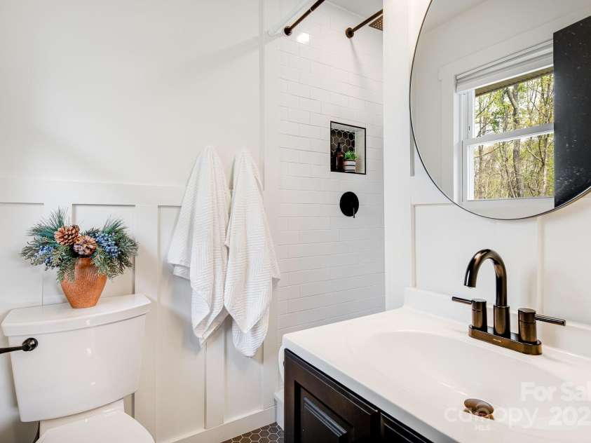 33 Haly Ho Drive, Candler, NC 28715.  MLS# CAR4248369, YatesRealty ID 8376. 