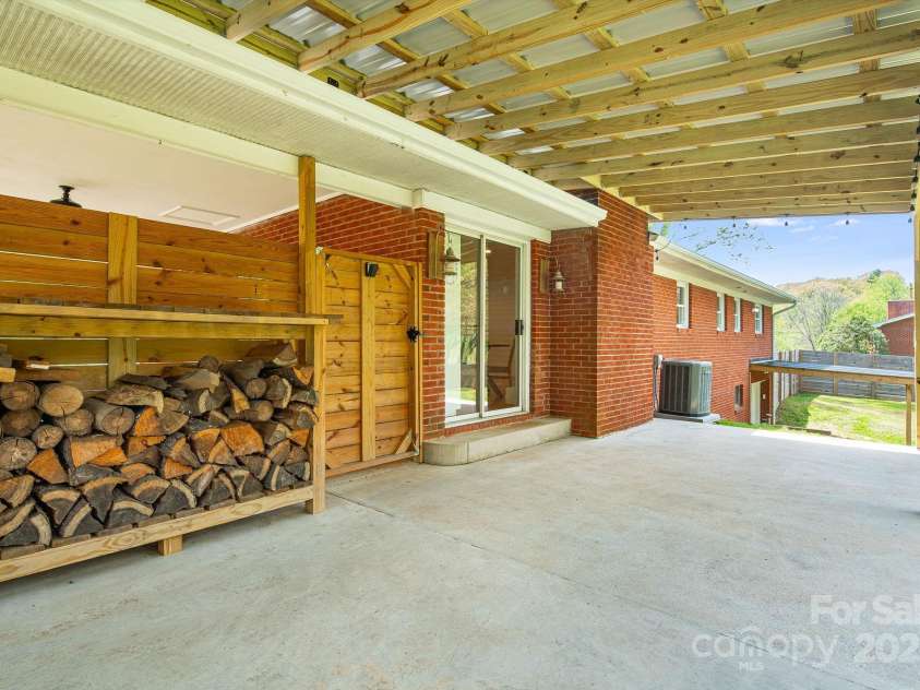 33 Haly Ho Drive, Candler, NC 28715.  MLS# CAR4248369, YatesRealty ID 8376. 