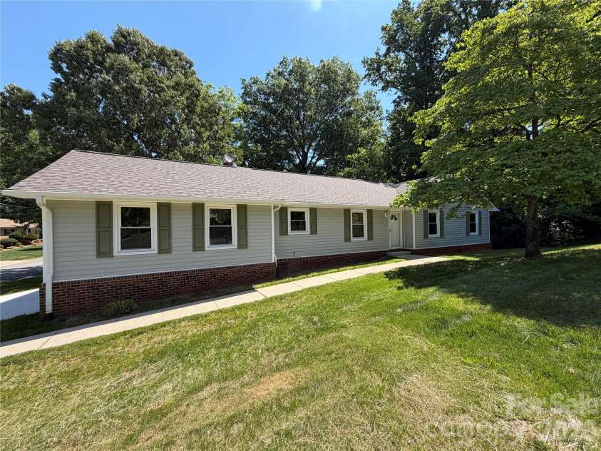 424 Holland Drive, Statesville, NC 28677.  MLS# CAR4335515, YatesRealty ID 838. 