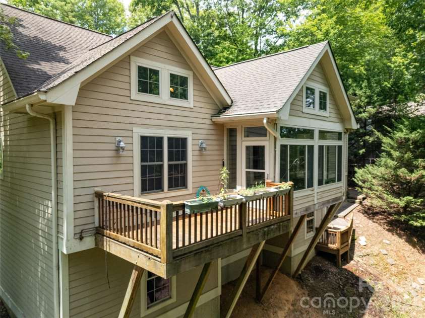 16 Uloque Court, Brevard, NC 28712.  MLS# CAR4364587, YatesRealty ID 8380. 