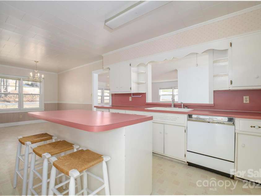 411 Tywood Street, Lenoir, NC 28645.  MLS# CAR4213796, YatesRealty ID 8386. 