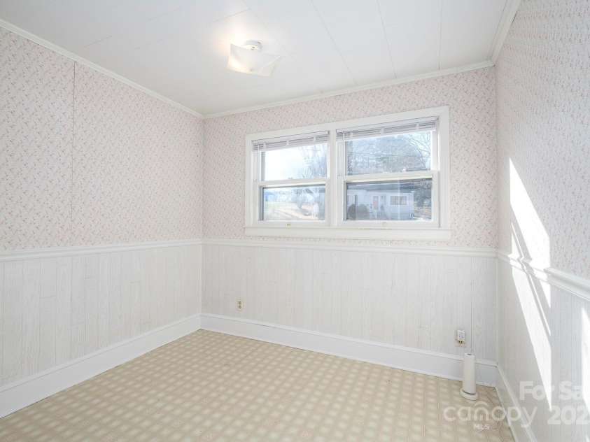 411 Tywood Street, Lenoir, NC 28645.  MLS# CAR4213796, YatesRealty ID 8386. 