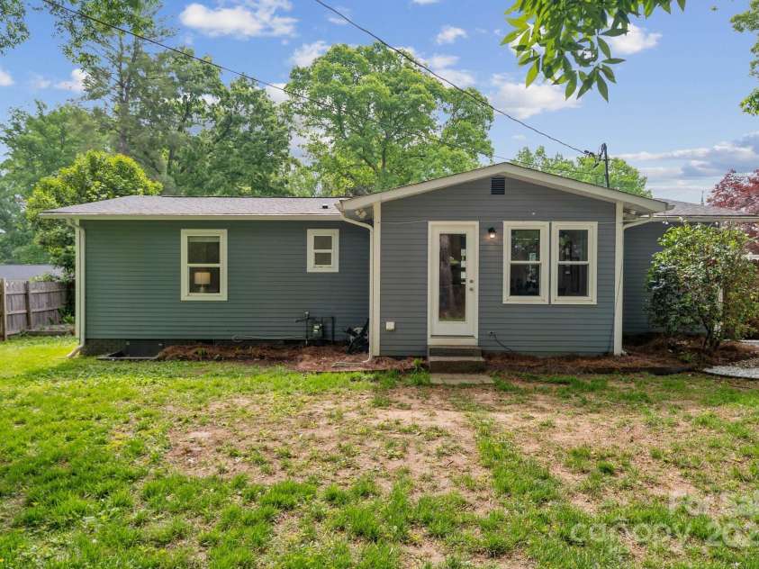 3725 Dunwoody Drive, Charlotte, NC 28215.  MLS# CAR4245588, YatesRealty ID 8389. Convenient yet private - did you just hit the jackpot?