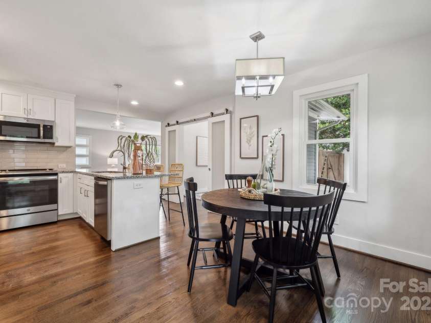 3725 Dunwoody Drive, Charlotte, NC 28215.  MLS# CAR4245588, YatesRealty ID 8389. Eat-in dining area off the gorgeous kitchen