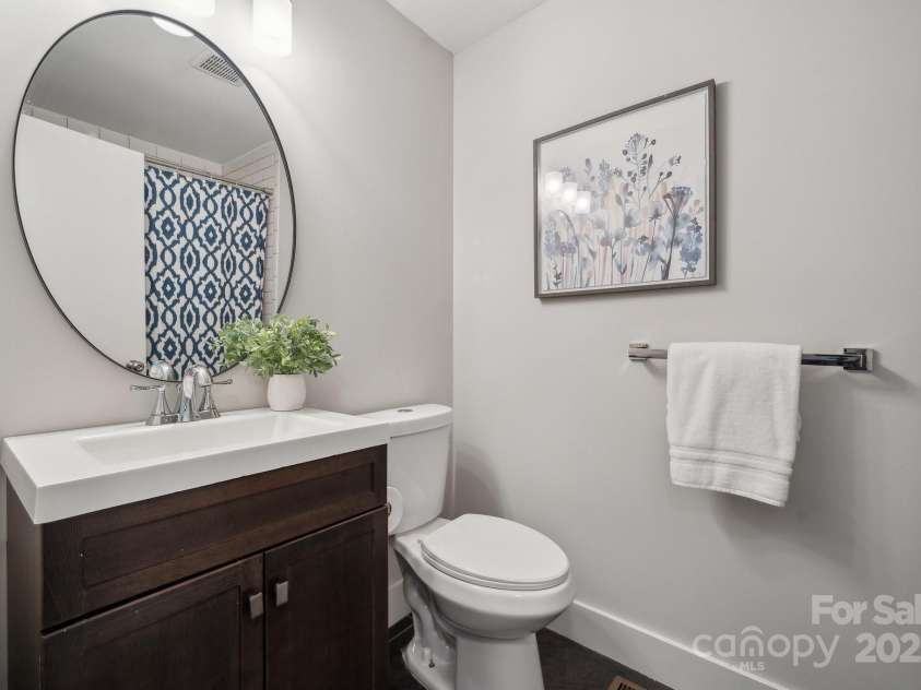 3725 Dunwoody Drive, Charlotte, NC 28215.  MLS# CAR4245588, YatesRealty ID 8389. Second full bathroom with shower/tub combo