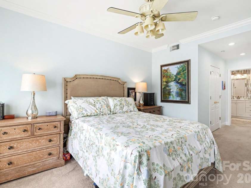 401 Church Street, Charlotte, NC 28202.  MLS# CAR4367381, YatesRealty ID 8389. 