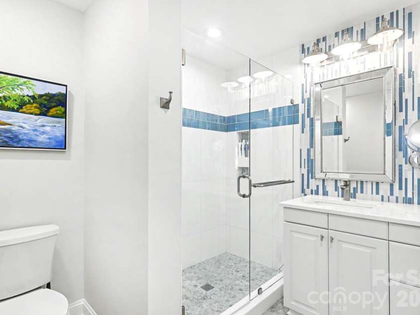 401 Church Street, Charlotte, NC 28202.  MLS# CAR4367381, YatesRealty ID 8389. 