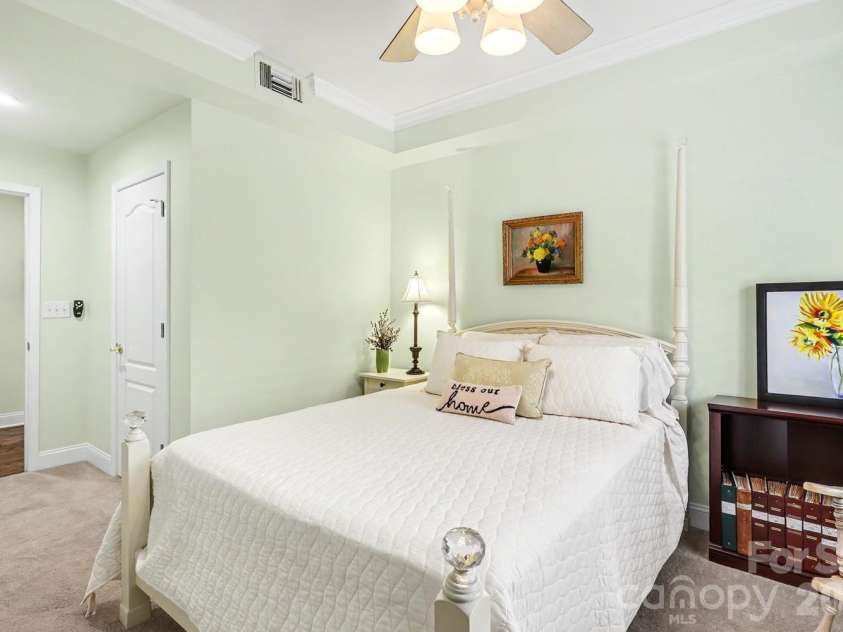 401 Church Street, Charlotte, NC 28202.  MLS# CAR4367381, YatesRealty ID 8389. 