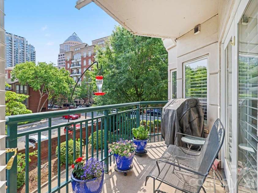 401 Church Street, Charlotte, NC 28202.  MLS# CAR4367381, YatesRealty ID 8389. 