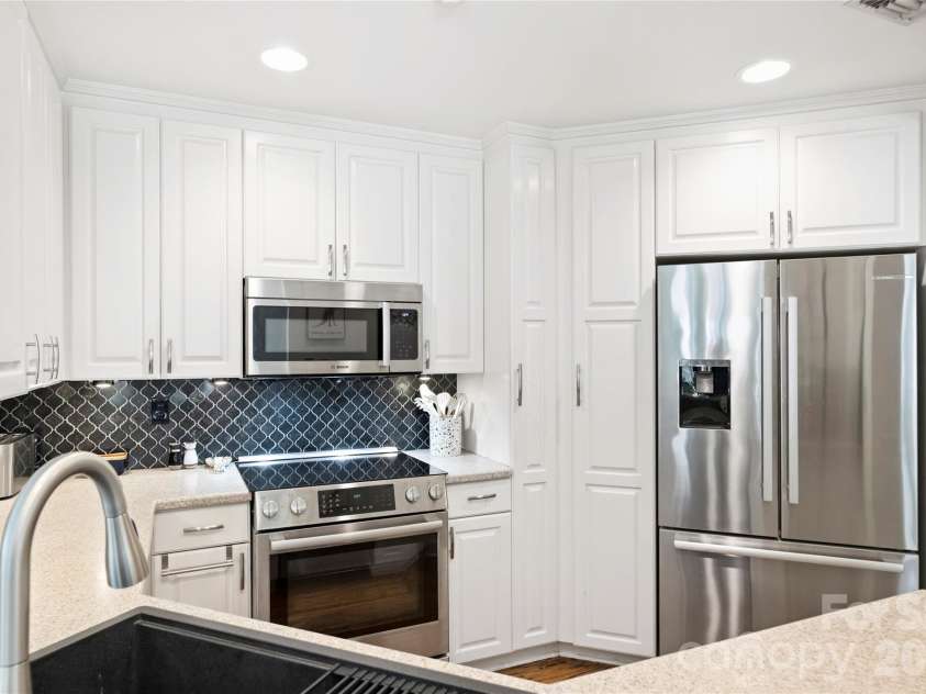401 Church Street, Charlotte, NC 28202.  MLS# CAR4379020, YatesRealty ID 8389. 