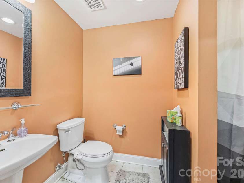 401 Church Street, Charlotte, NC 28202.  MLS# CAR4379020, YatesRealty ID 8389. 