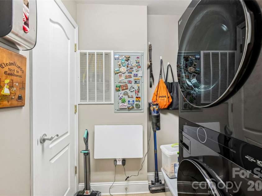 401 Church Street, Charlotte, NC 28202.  MLS# CAR4379020, YatesRealty ID 8389. 