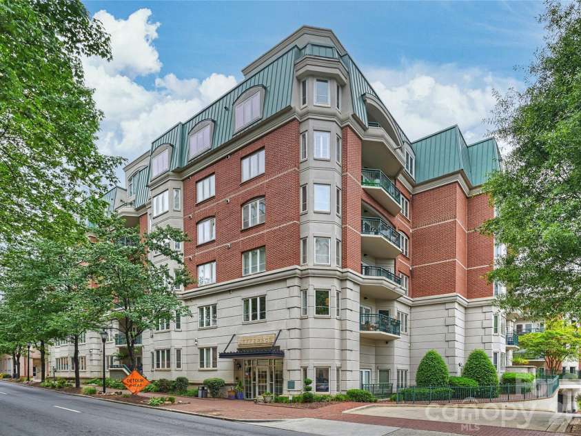 401 Church Street, Charlotte, NC 28202.  MLS# CAR4379020, YatesRealty ID 8389. 