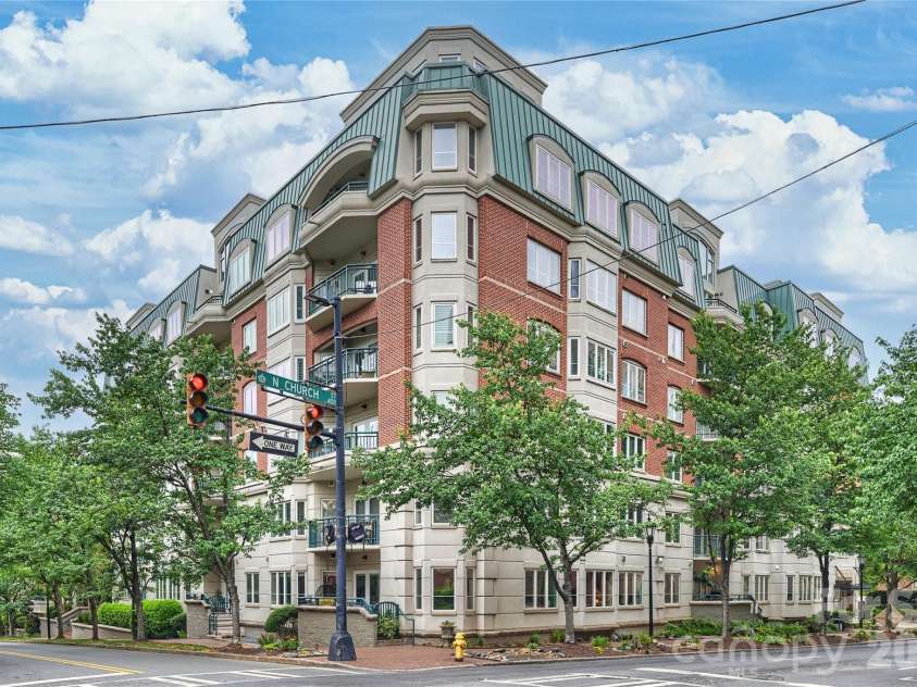 401 Church Street, Charlotte, NC 28202.  MLS# CAR4379020, YatesRealty ID 8389. 