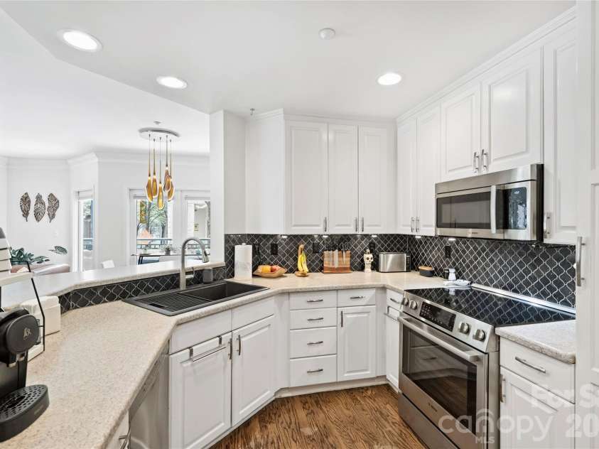 401 Church Street, Charlotte, NC 28202.  MLS# CAR4379020, YatesRealty ID 8389. 