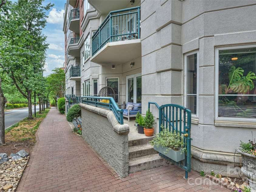 401 Church Street, Charlotte, NC 28202.  MLS# CAR4379020, YatesRealty ID 8389. 