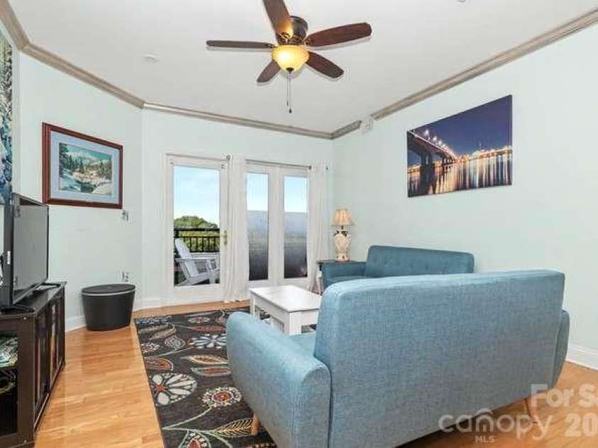 401 Church Street, Charlotte, NC 28202.  MLS# CAR4421548, YatesRealty ID 8389. 