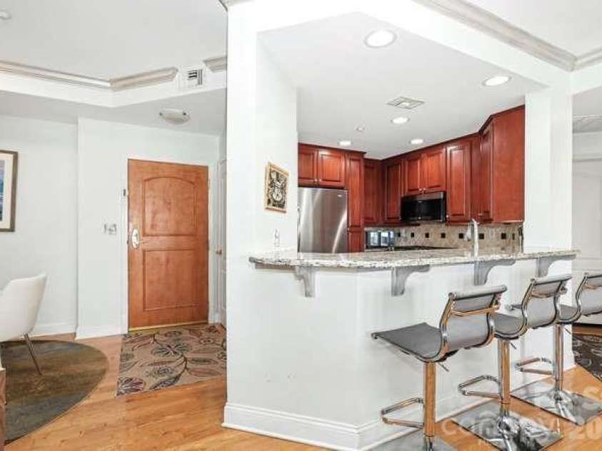 401 Church Street, Charlotte, NC 28202.  MLS# CAR4421548, YatesRealty ID 8389. 